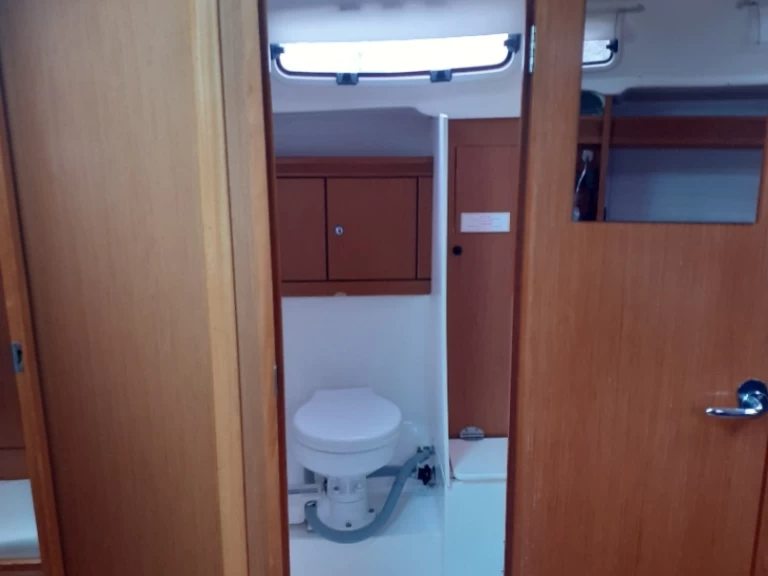 Bavaria Bavaria 43 Cruiser charter bareboat eller skeppad i Lefkáda