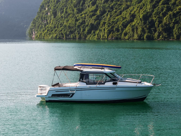 Jeanneau Merry Fisher 795 charter bareboat eller skeppad i Hạ Long