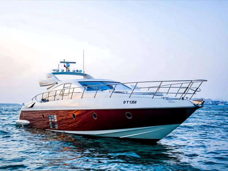 Uthyrning Lyx yacht Custom Made med en båtlicens 