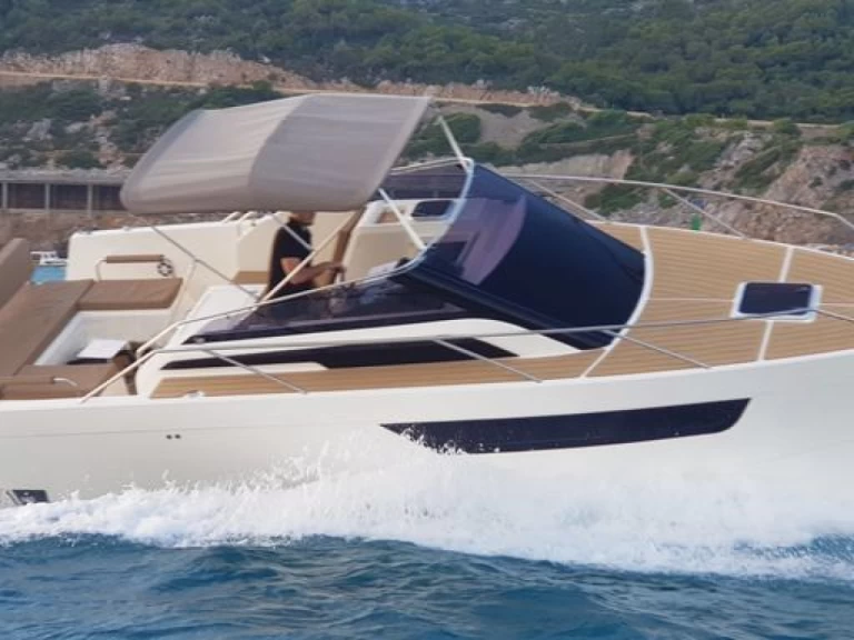 Nuva M9 CABIN charter bareboat eller skeppad i Cala d'Or