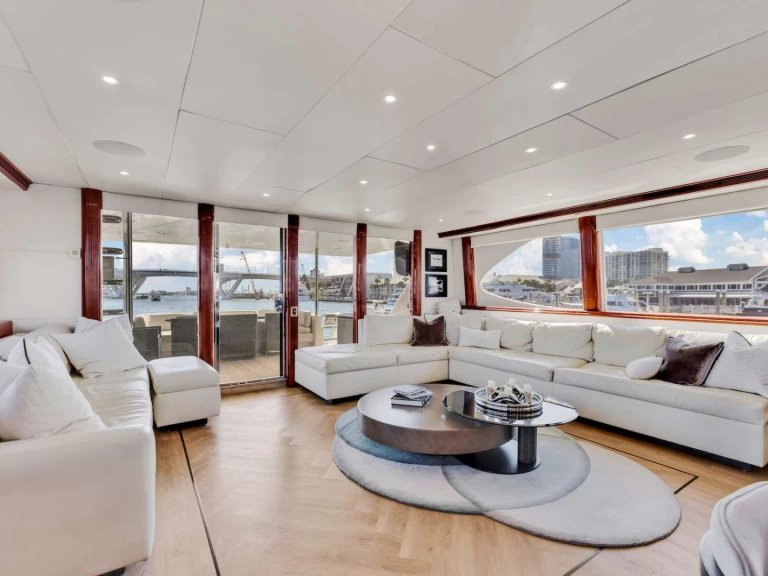 Uthyrning Lyx yacht Lazzara med en båtlicens 