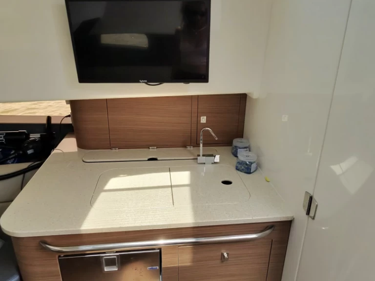 Uthyrning Motorbåt  Boston Whaler med en båtlicens 