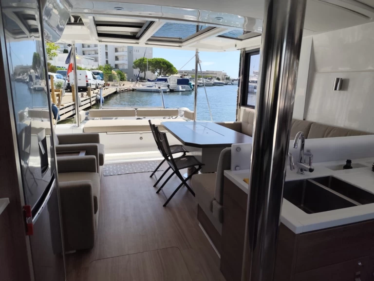 Bali Bali 4.2 charter bareboat eller skeppad i Hyeres