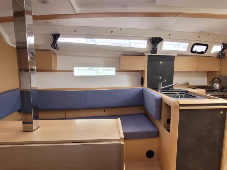 Uthyrning Segelbåt  Jeanneau med en båtlicens 