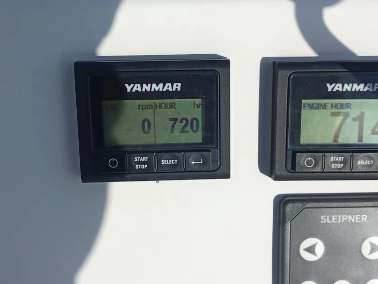 Bali Bali Catspace Voile charter bareboat eller skeppad i Hyeres