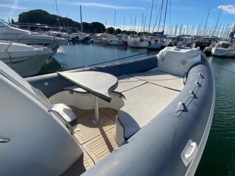 Uthyrning RIB Nuova Jolly med en båtlicens 