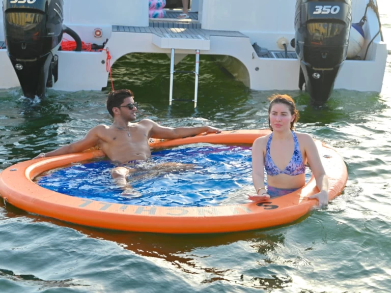 Catamaran 50 ft charter bareboat eller skeppad i Dubai