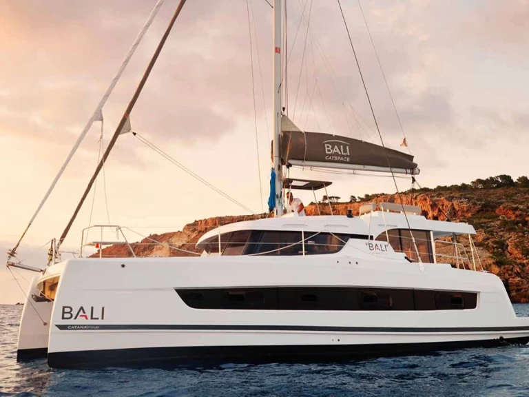 Yacht charter Palma de Mallorca billig Bali Catspace Voile
