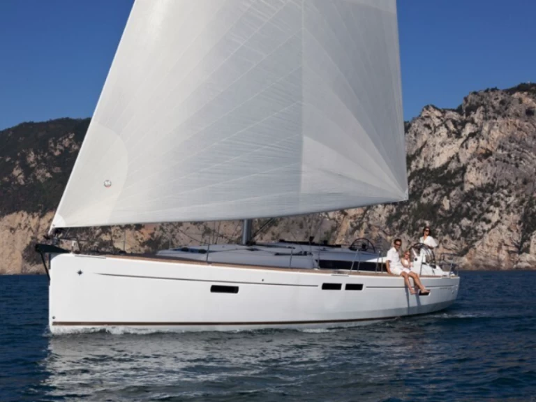 Jeanneau Sun Odyssey 479 charter bareboat eller skeppad i Marina Polesana