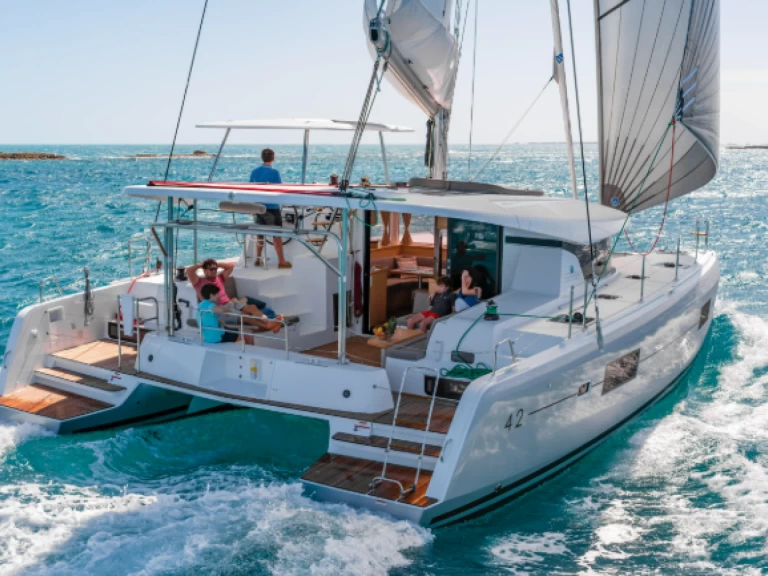 Lagoon Lagoon 42 charter bareboat eller skeppad i Le Marin