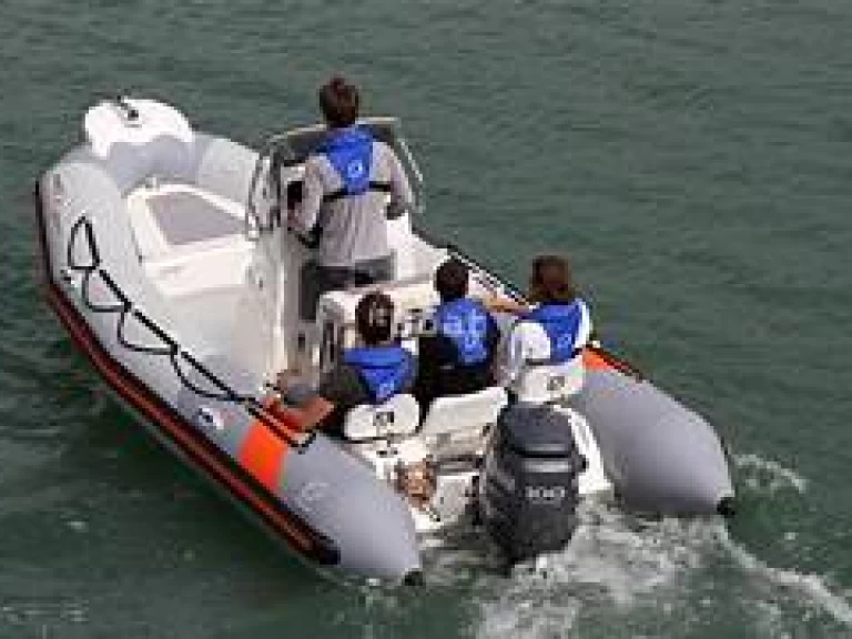 Hyra Motorbåt  med eller utan skeppare Zodiac Arzon 