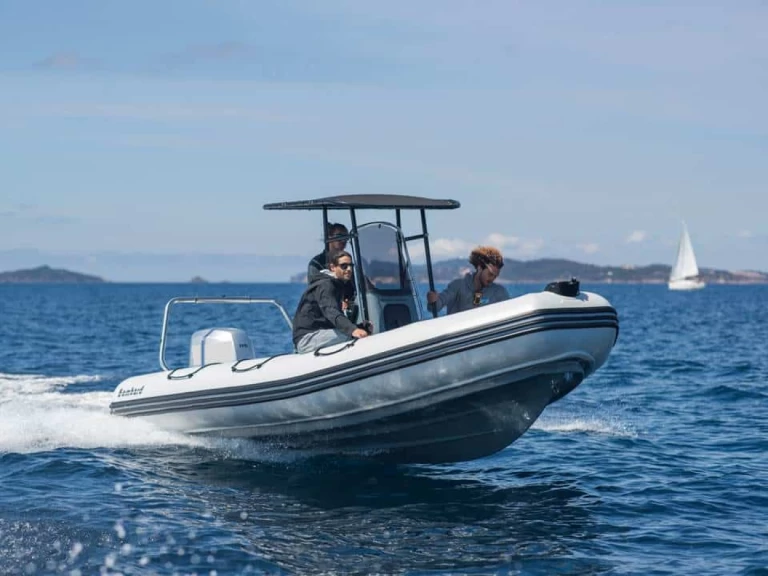 Uthyrning Arzon - 7 BOMBARD EXPLORER 600 NEO av Samboat 