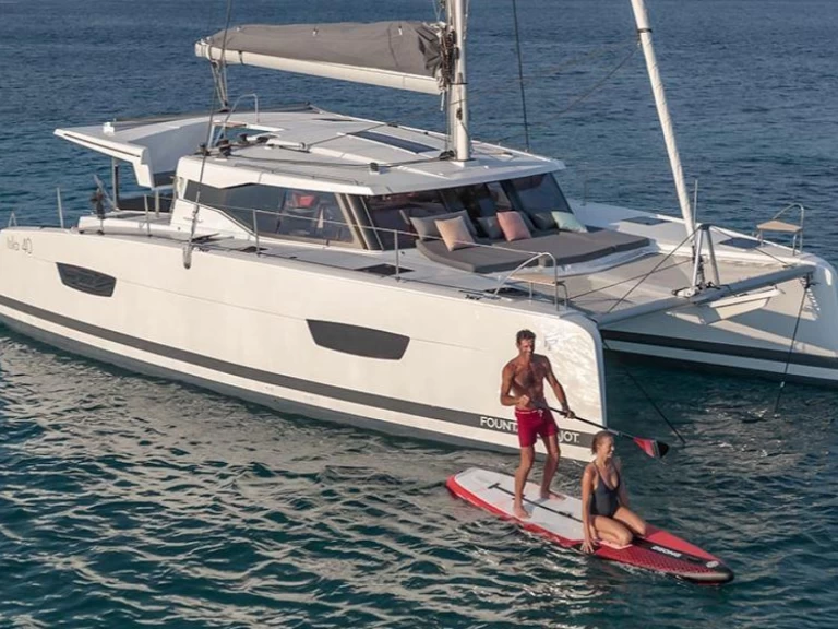 Fountaine Pajot Isla 40 charter bareboat eller skeppad i Le Marin