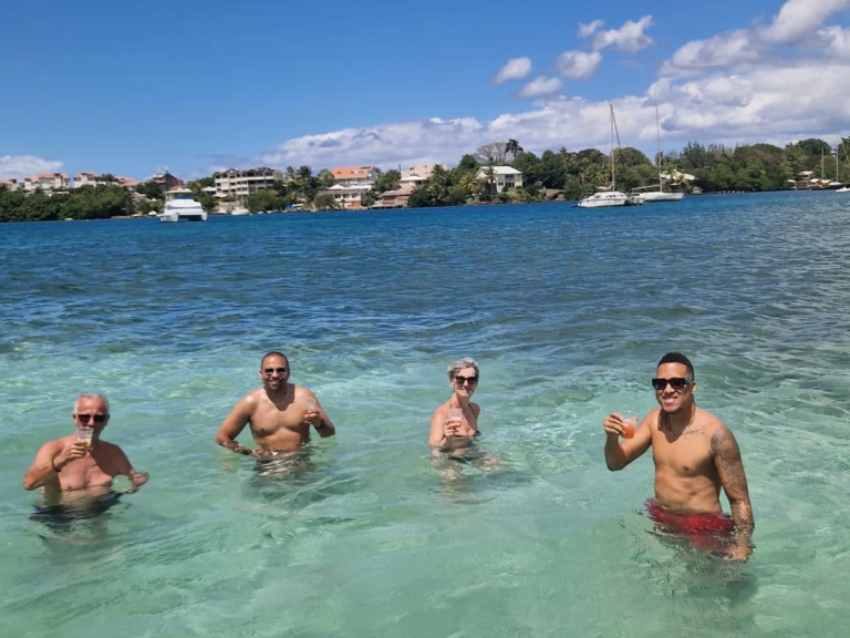 Hyra Motorbåt  med eller utan skeppare aback 24 Les Trois-Îlets 