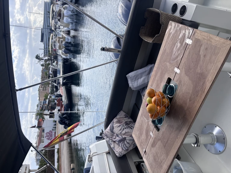 Uthyrning Motorbåt  Jeanneau med en båtlicens 