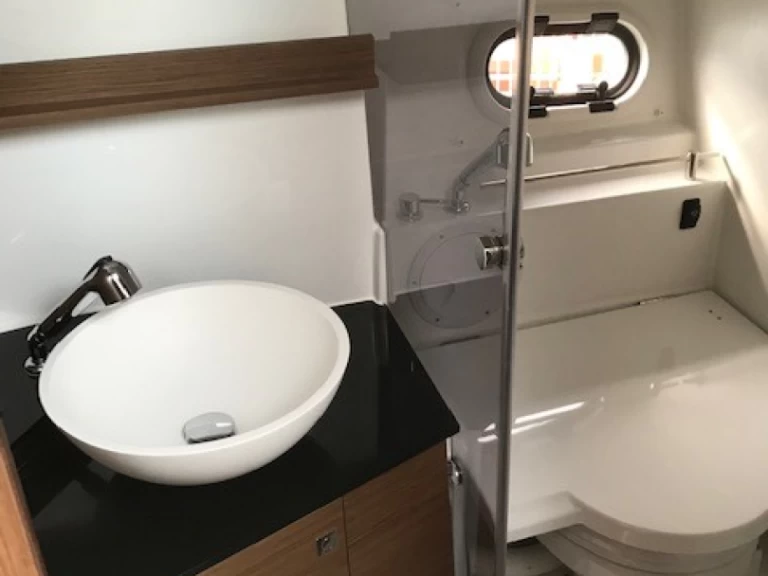 Jeanneau Cap Camarat 9.0 WA charter bareboat eller skeppad i Alcocéber