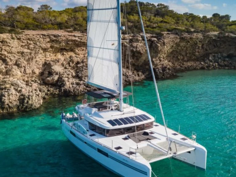 Bénéteau Lagoon 52 charter bareboat eller skeppad i Bonifacio