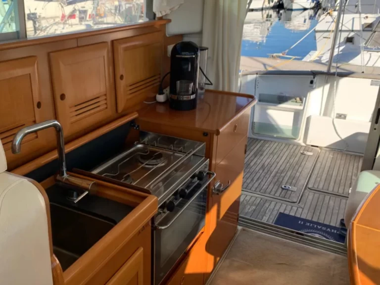 Uthyrning Roses - Bénéteau Antares 10.80 Fly av Samboat 