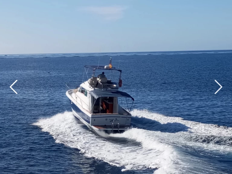 Hyr en Bénéteau Antares 10.80 Fly Roses 