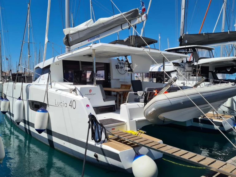 Uthyrning Katamaran  Fountaine Pajot med en båtlicens 