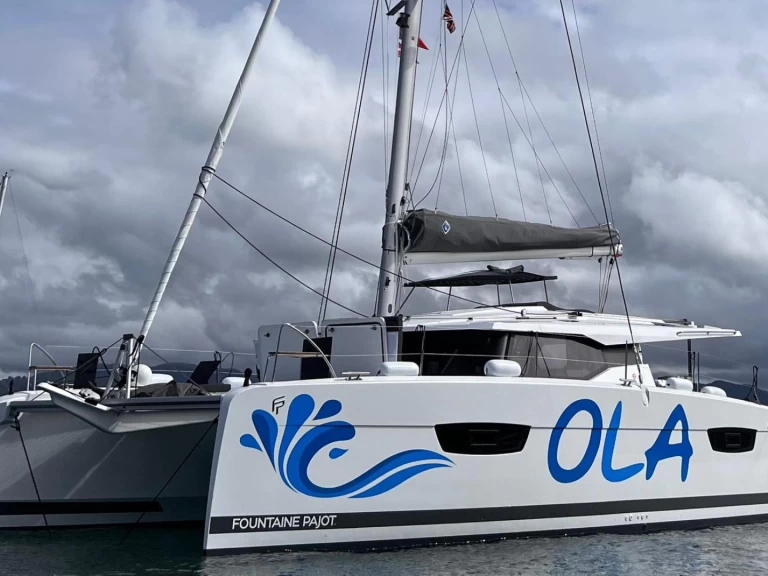 Fountaine Pajot Elba 45 charter bareboat eller skeppad i Le Marin
