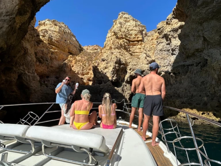 Cranchi Mediterranee 47 charter bareboat eller skeppad i Marina de Lagos