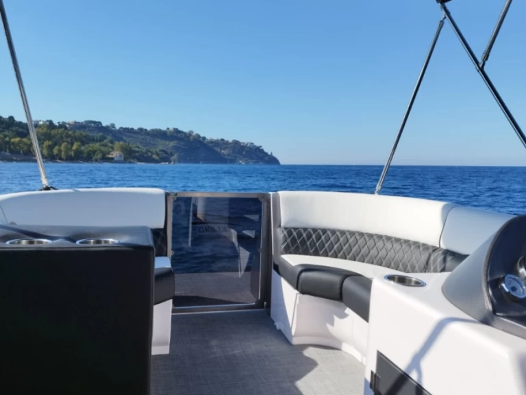 Swiss-Boat/Italy Boat Funlounger 8.5 charter bareboat eller skeppad i Milazzo