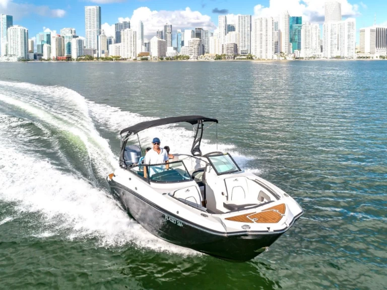 Uthyrning Motorbåt  Monterey med en båtlicens 