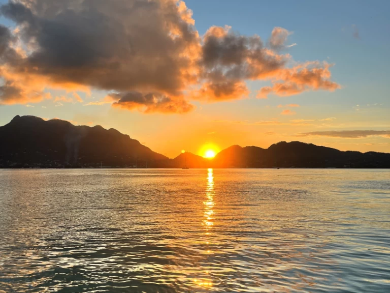 Hyr en Wellcraft Scarab 302 Sport Mahé 