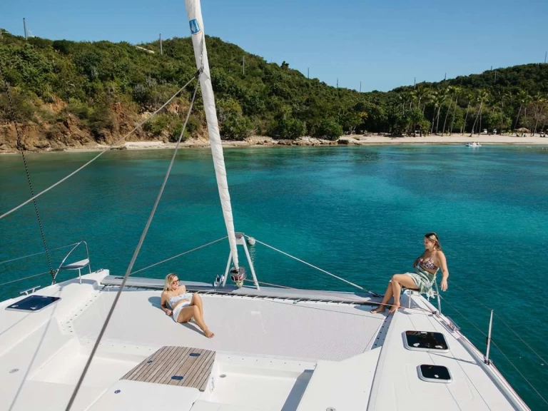 Fountaine Pajot LIBRA 50 charter bareboat eller skeppad i Brittiska Jungfruöarna