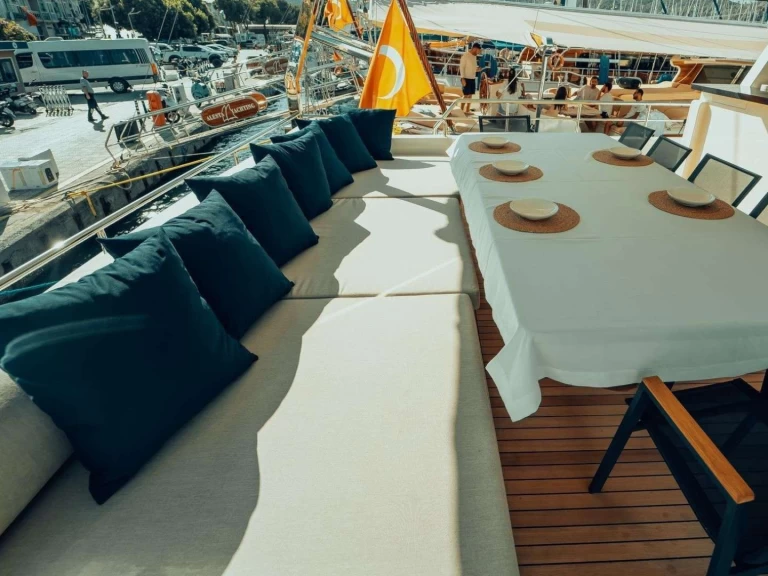 Uthyrning Lyx yacht Custom med en båtlicens 