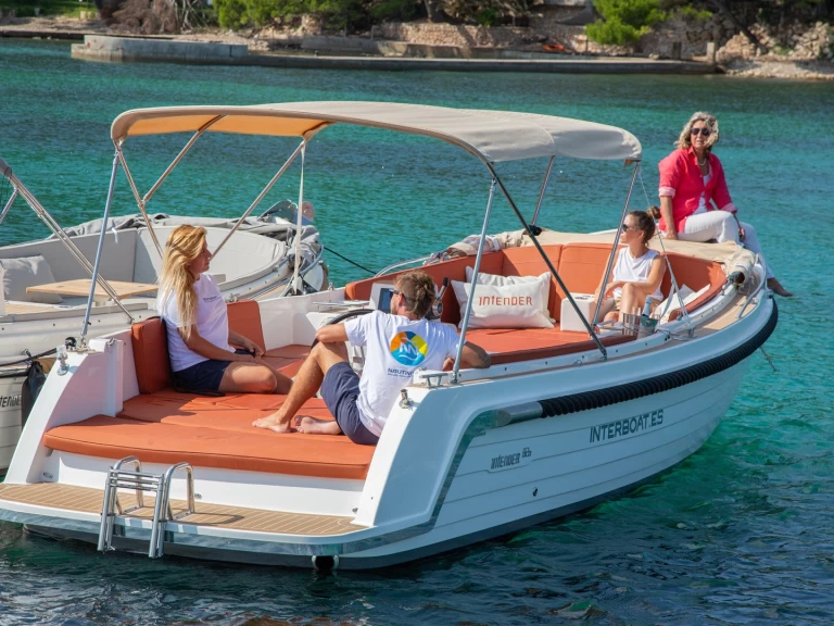 Yacht charter Hamnen i Pollenca billig Intender 820