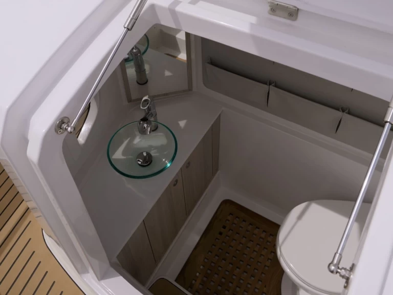 Sterk Yachts 31RC charter bareboat eller skeppad i Hamnen i Pollenca