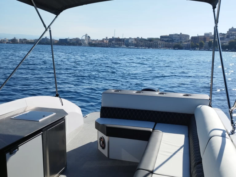 Hyr en Swiss-Boat/Italy Boat Funlounger 8.5 Milazzo 