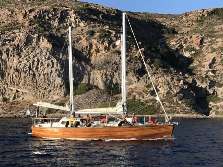 Georg Nissen Nissen 42 charter bareboat eller skeppad i Mílos