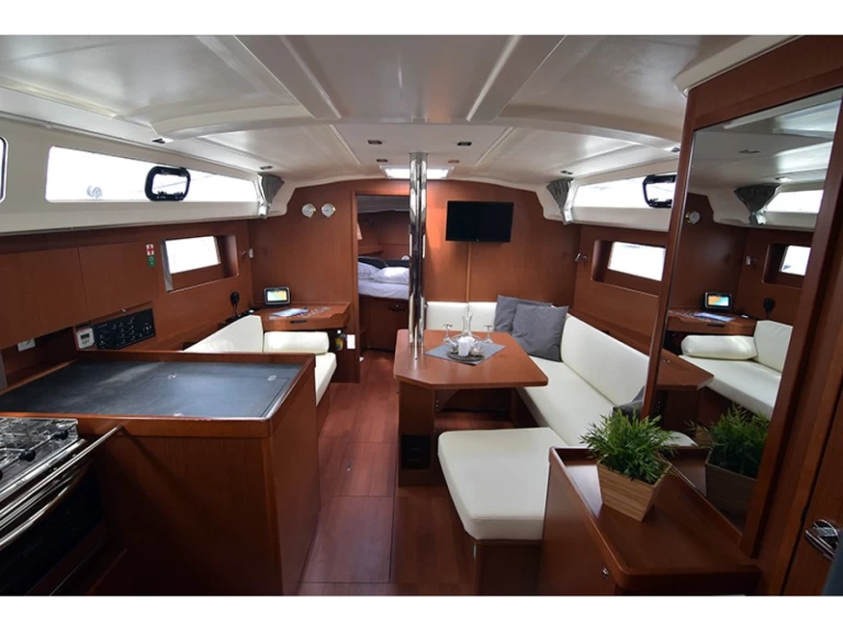 Bénéteau Oceanis 41.1 charter bareboat eller skeppad i Alimos