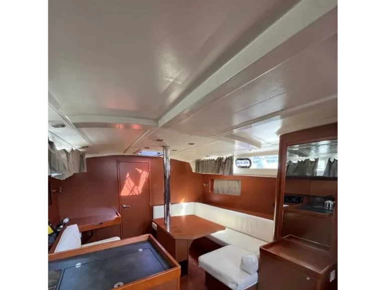 Bénéteau Oceanis 41.1 charter bareboat eller skeppad i Gouvia