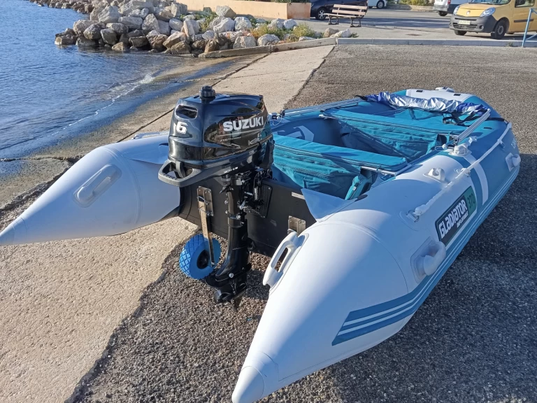 Hyra Motorbåt  med eller utan skeppare Gladiator Frankrike  