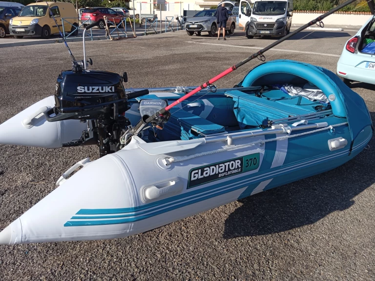 Gladiator C370al charter bareboat eller skeppad i Frankrike 