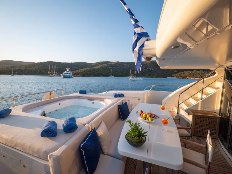 ISA, RODRIGUEZ GROUP ITALY 133 charter bareboat eller skeppad i Flisvos Marina