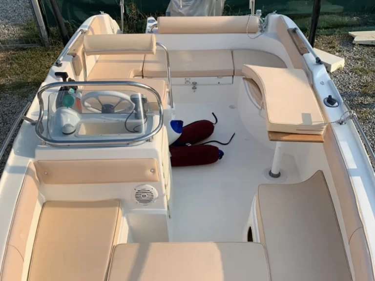 Marinello Eden 18 charter bareboat eller skeppad i Messina