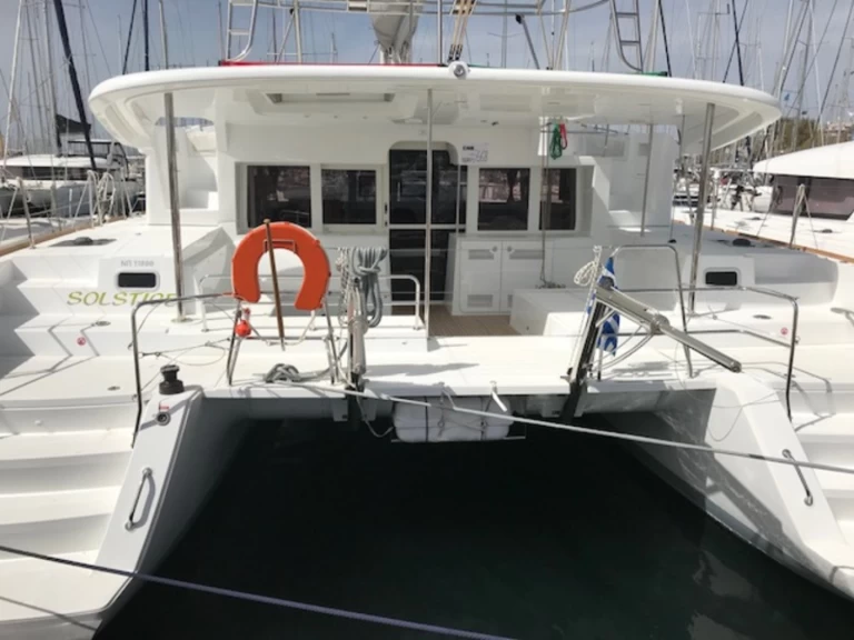 Lagoon Lagoon 450 F charter bareboat eller skeppad i Alimos