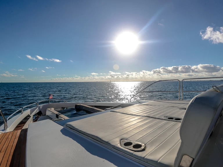Sirena Sirena 88 charter bareboat eller skeppad i Miami Beach