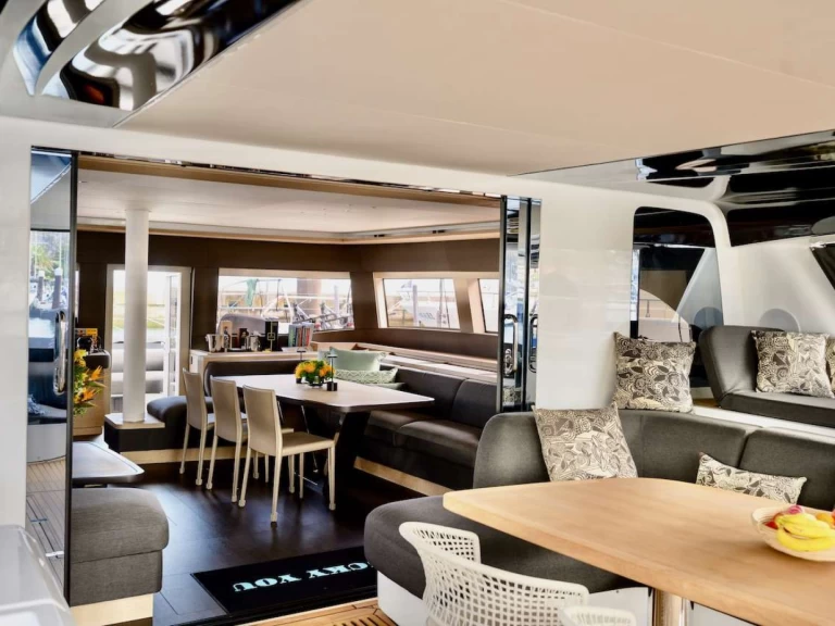 Yacht charter Barcelona billig Lagoon Sixty5 2025