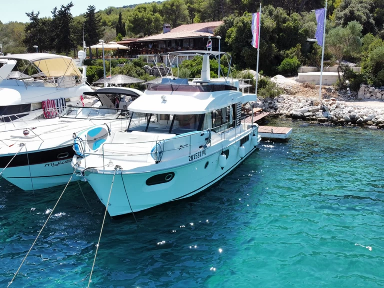 Bénéteau Swift Trawler 41 Fly charter bareboat eller skeppad i Biograd Na Moru