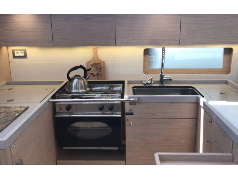 Bénéteau Oceanis 51.1 charter bareboat eller skeppad i Lefkáda