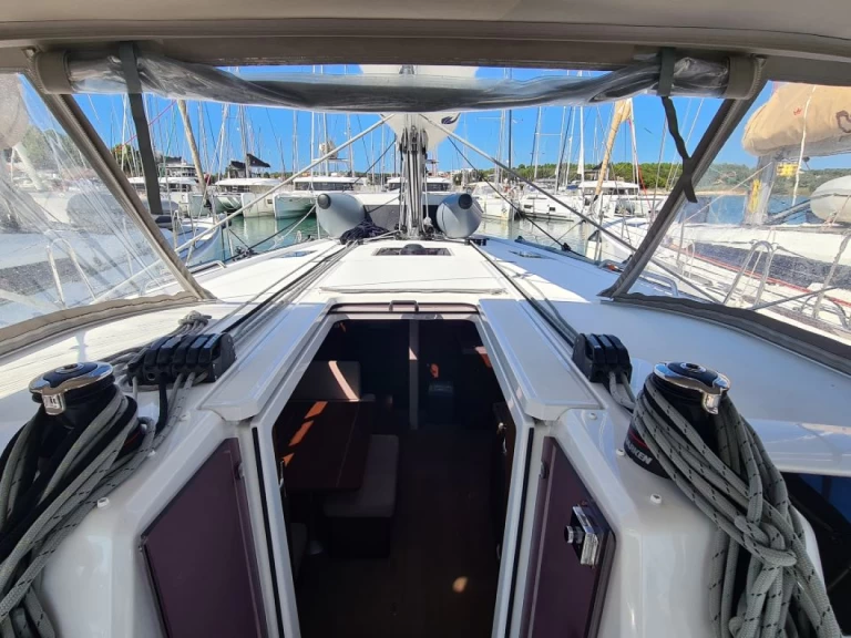 Bénéteau Oceanis 40.1 charter bareboat eller skeppad i Kos 