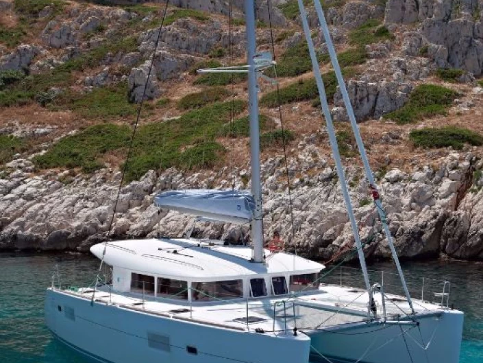 Lagoon Lagoon 400 charter bareboat eller skeppad i Pomer