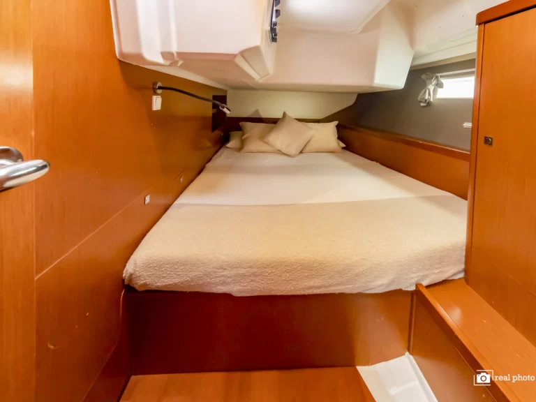 Bénéteau Oceanis 45 charter bareboat eller skeppad i Cannigione