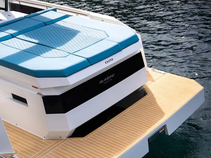 De Antonio D29 charter bareboat eller skeppad i Porto Badino